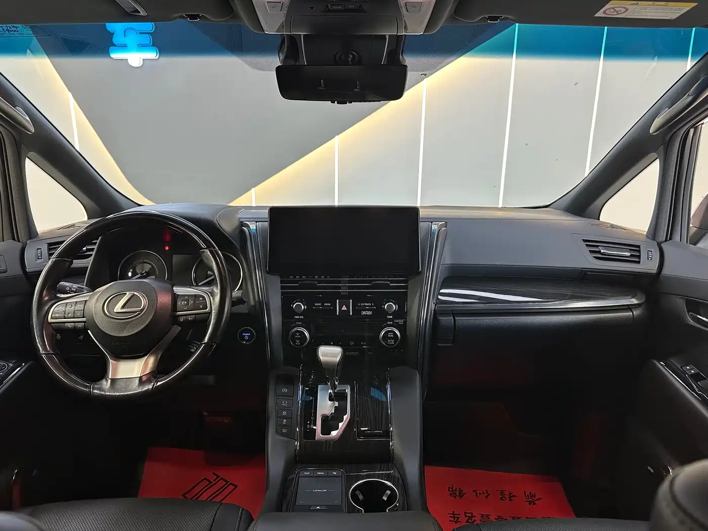 Lexus LM 2020 300h 4-Seat Imperial Edition фото 12