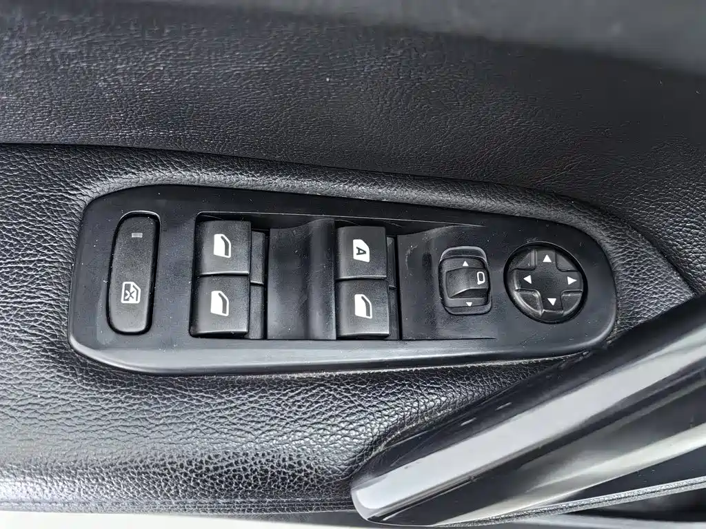 صورة 9 - Peugeot 308