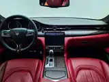 Photo 23 - Maserati Quattroporte