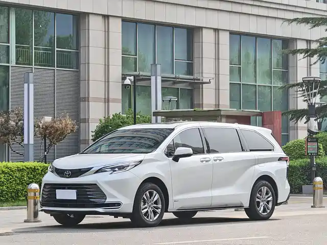 TOYOTA SIENNA 2024