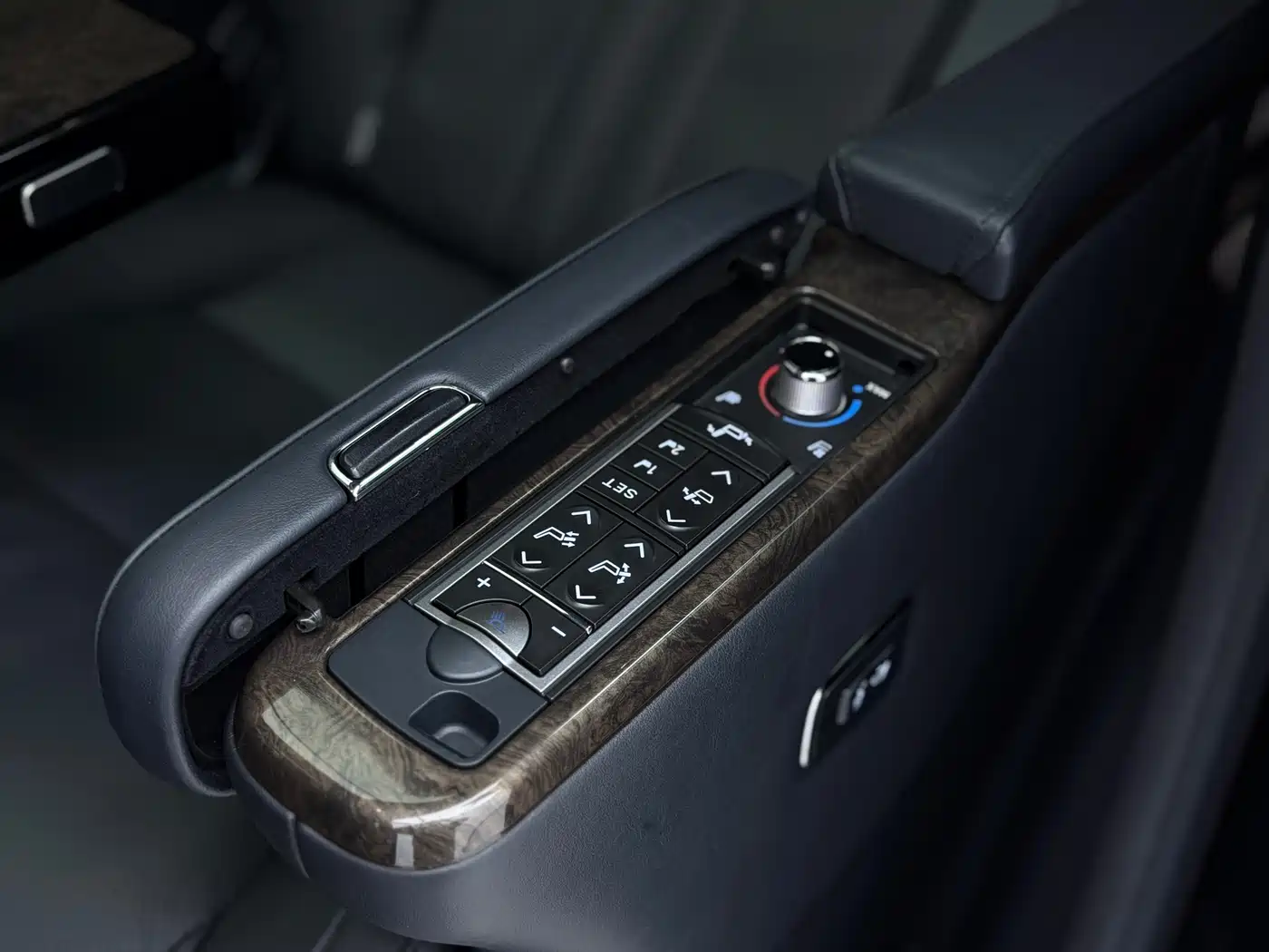 Toyota Vellfire 2020 Twin Engine 2.5L HV Premium Edition фото 14