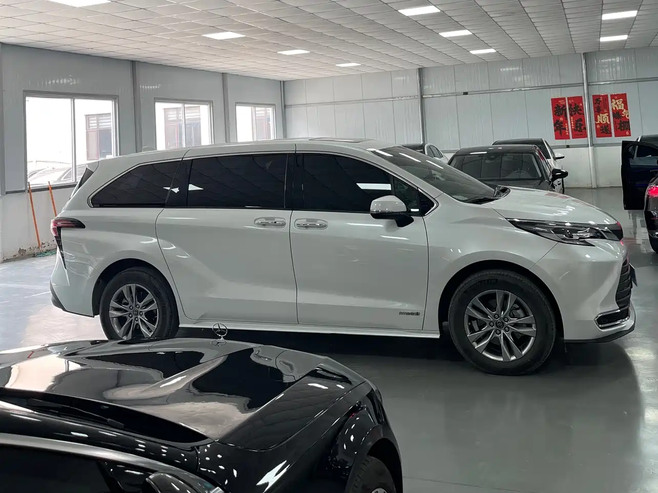 Toyota Sienna 2023 2.5L Hybrid Comfort Edition фото 3
