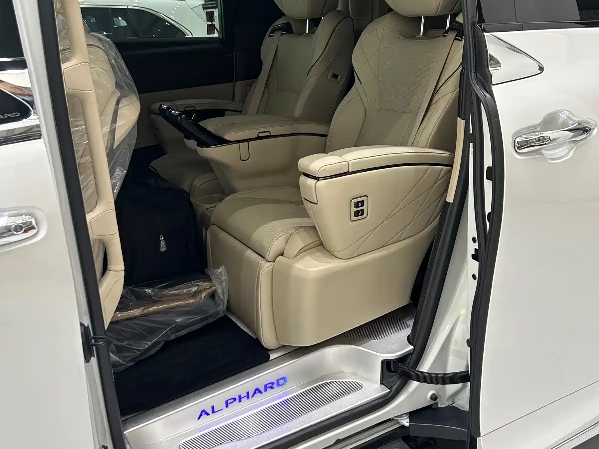 Toyota Alphard 2025 Hybrid 2.5L Ultimate Gold Edition фото 7