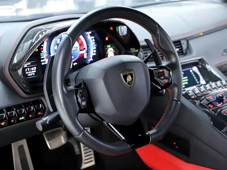 LAMBORGHINI AVENTADOR