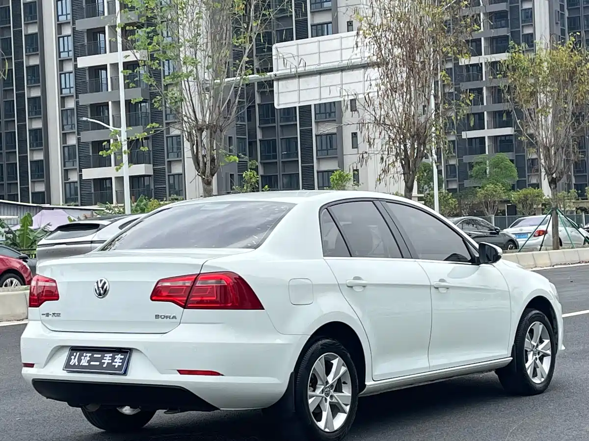 Volkswagen Bora 2014 1.6L Automatic Fashion Edition фото 6