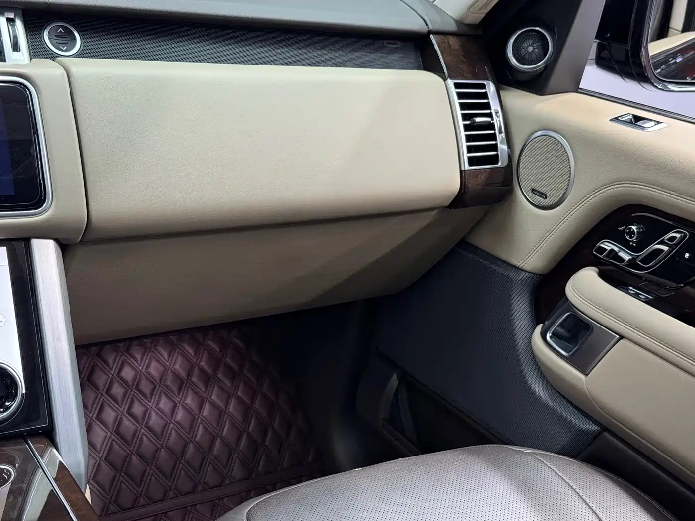 Land Rover Range Rover 2022 3.0 L6 360PS Heritage Edition фото 16