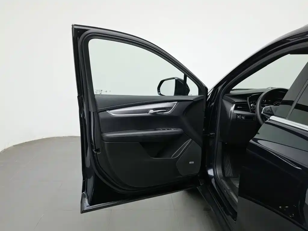 Photo 8 - Cadillac XT5