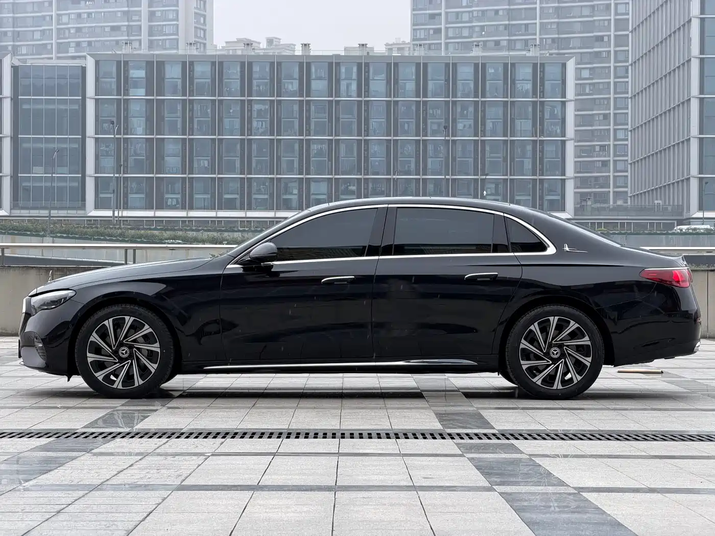 Mercedes-Benz E-Class 2025 E 300 L Luxury фото 4