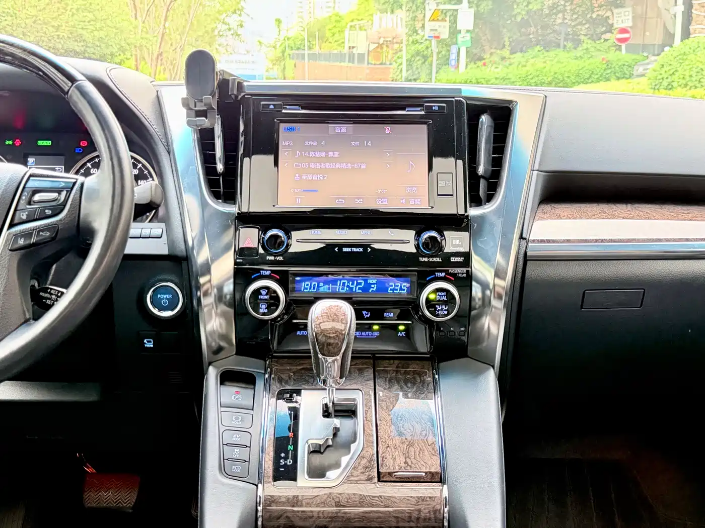 Toyota Alphard 2019 Hybrid 2.5L Premium Edition фото 12