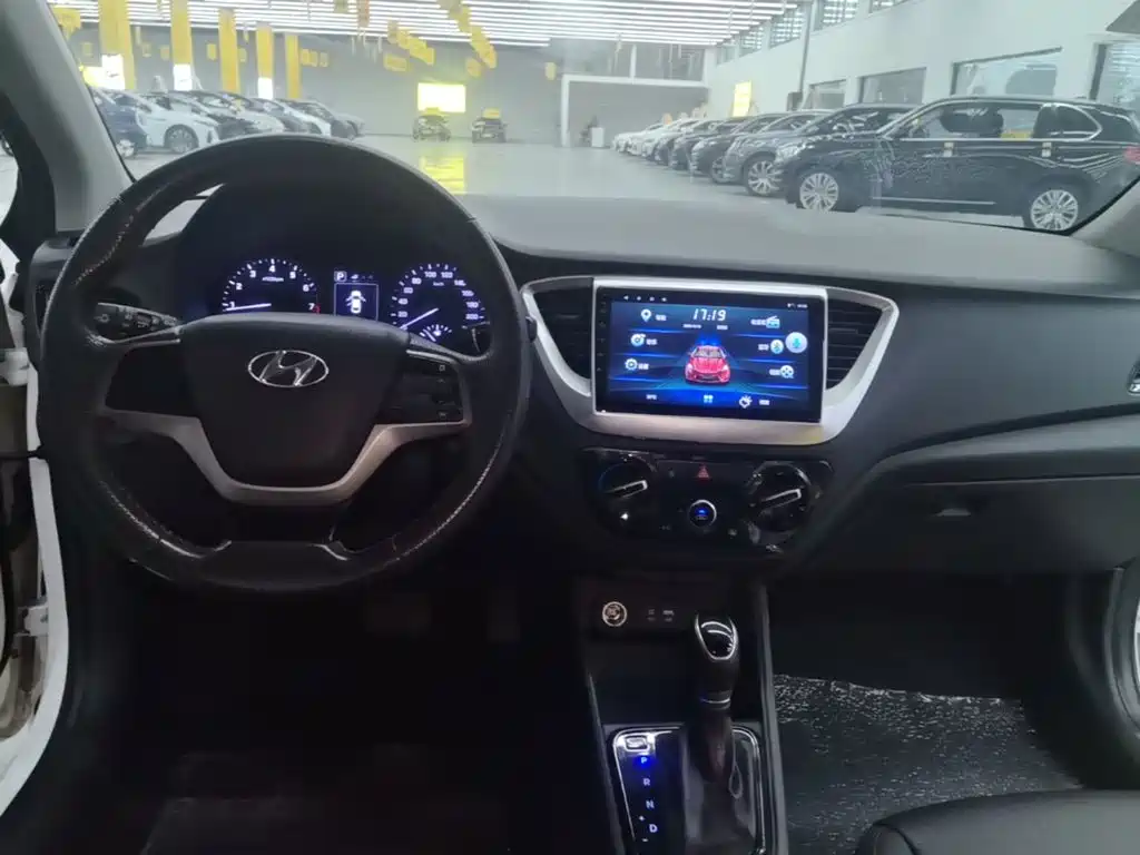 صورة 10 - Hyundai Verna