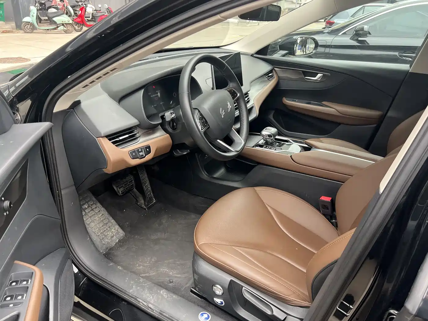 Hongqi E-QM5 2022 431km Charging Enjoyment Edition фото 4