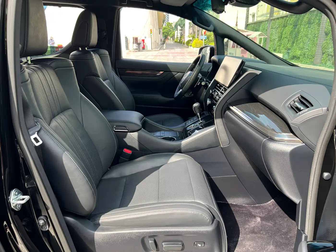 Lexus LM 2020 300h Seven-Seater Elegance Edition фото 12