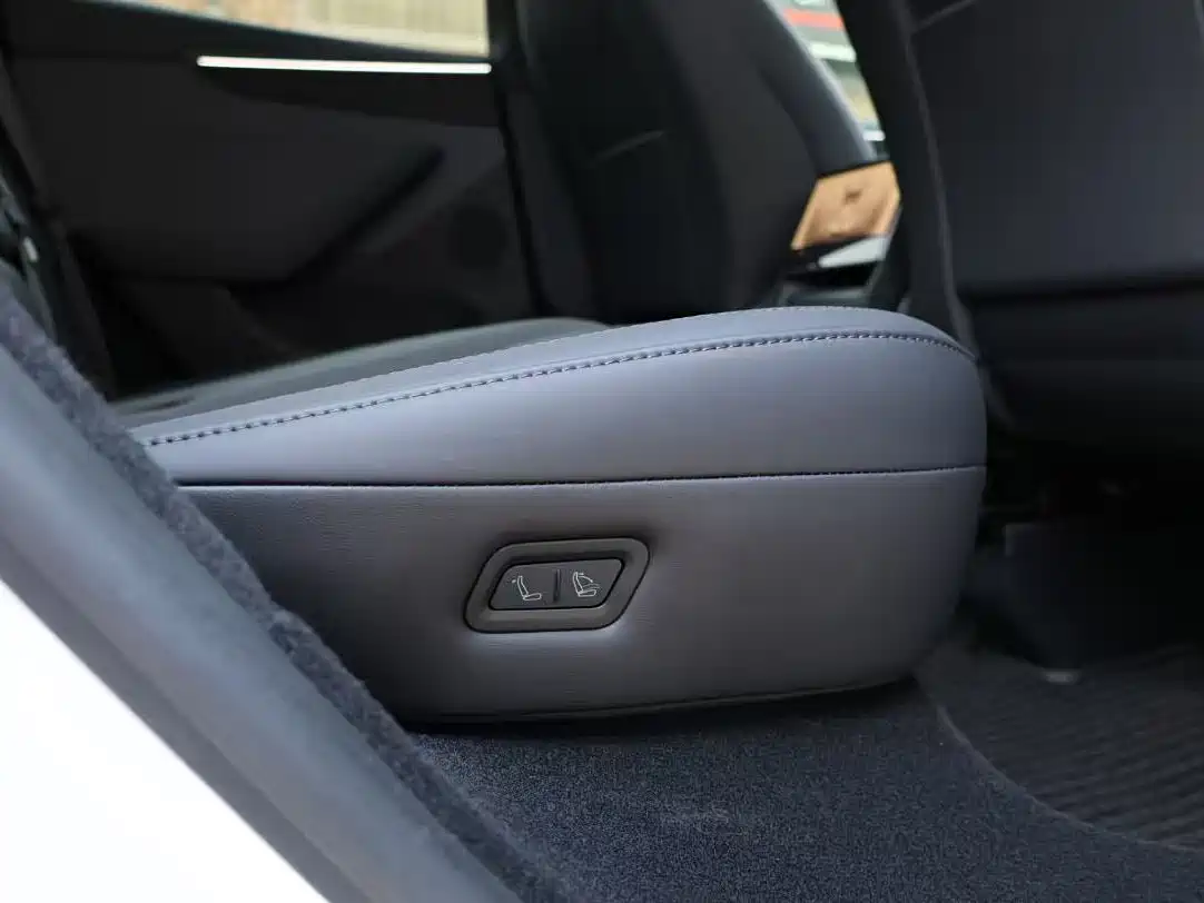 Tesla Model Y 2026 2025 Model Rear-Wheel Drive Launch Edition
