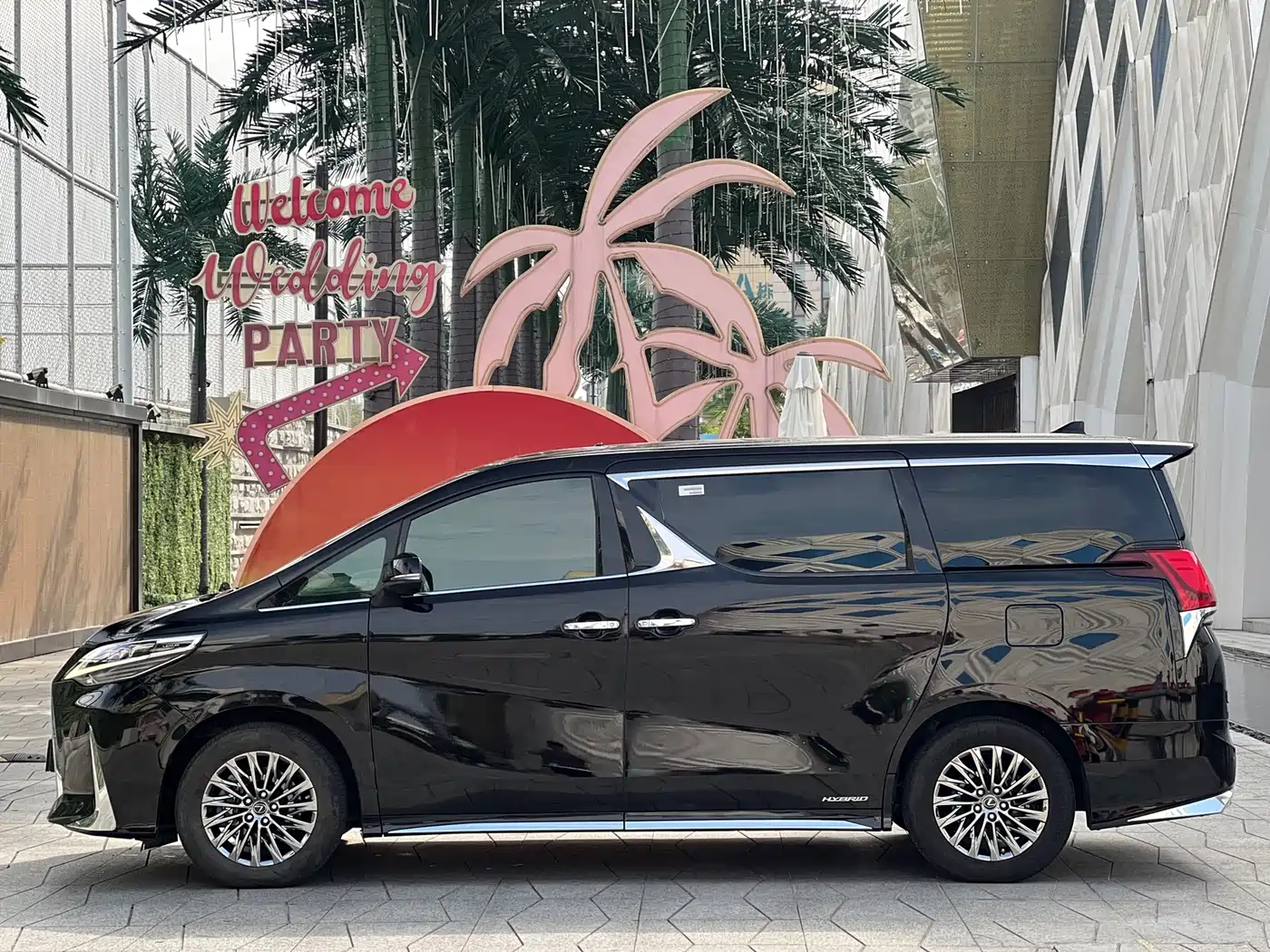 Lexus LM 2020 300h Seven-Seater Elegance Edition фото 7