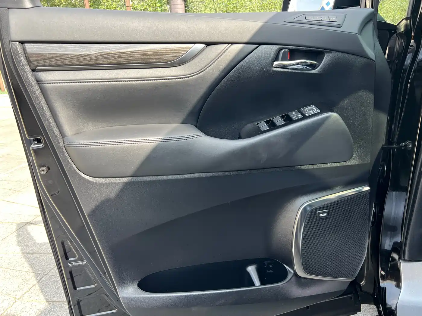Lexus LM 2020 300h Seven-Seater Elegance Edition фото 24