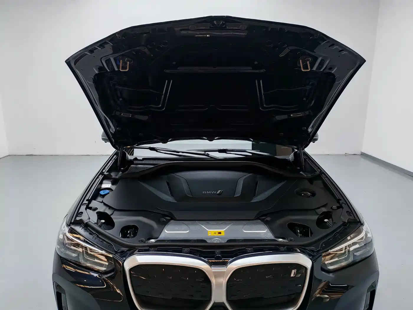 BMW iX3 2022 Leading Edition фото 16
