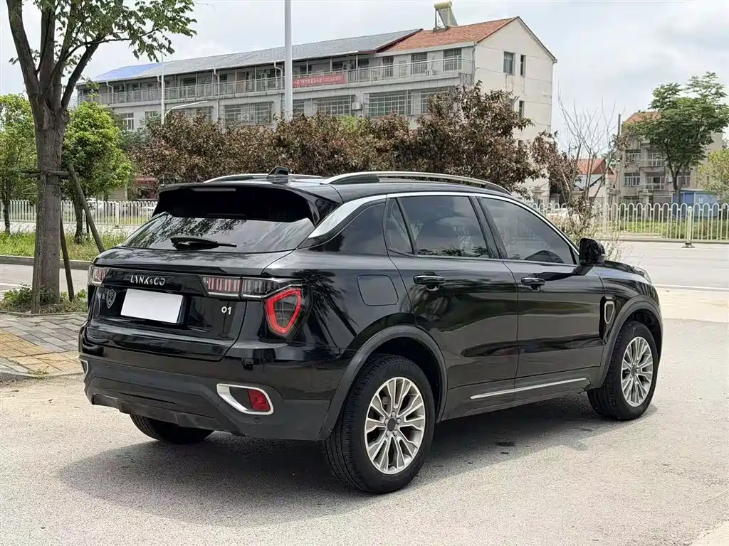 Lynk & Co 01 2017 2.0T 2WD фото 25