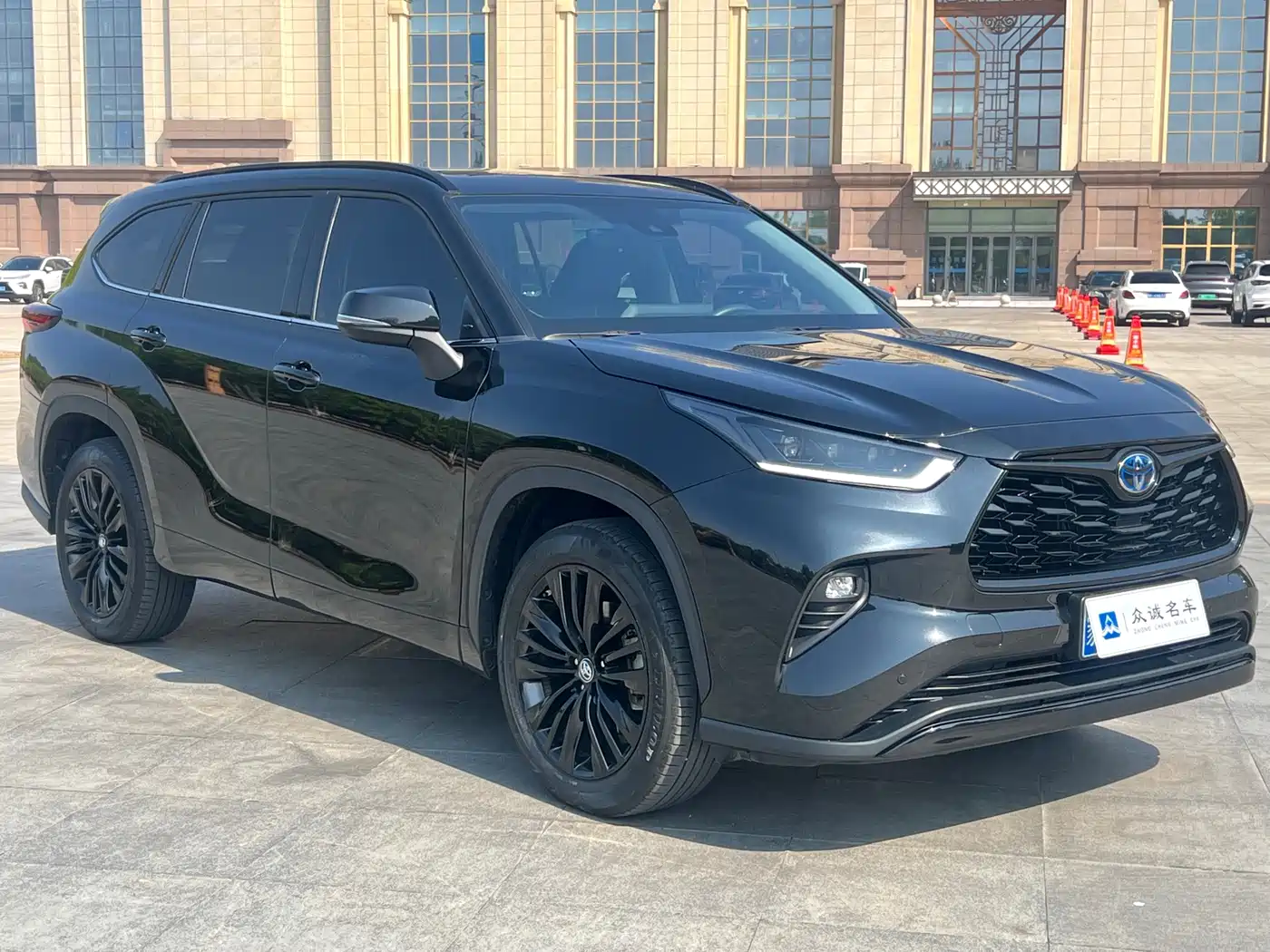 Toyota Highlander 2023 2.5L Smart Hybrid Dual Engine AWD Premium 7-Seater фото 3