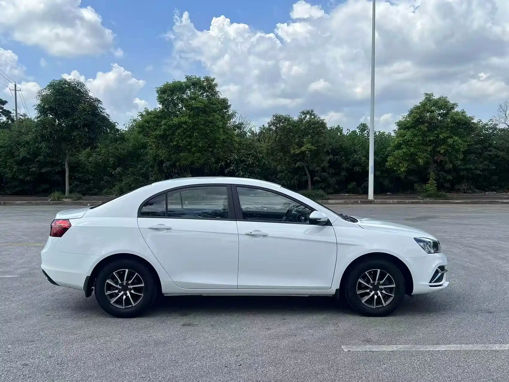 Фото 8 - Geely Emgrand