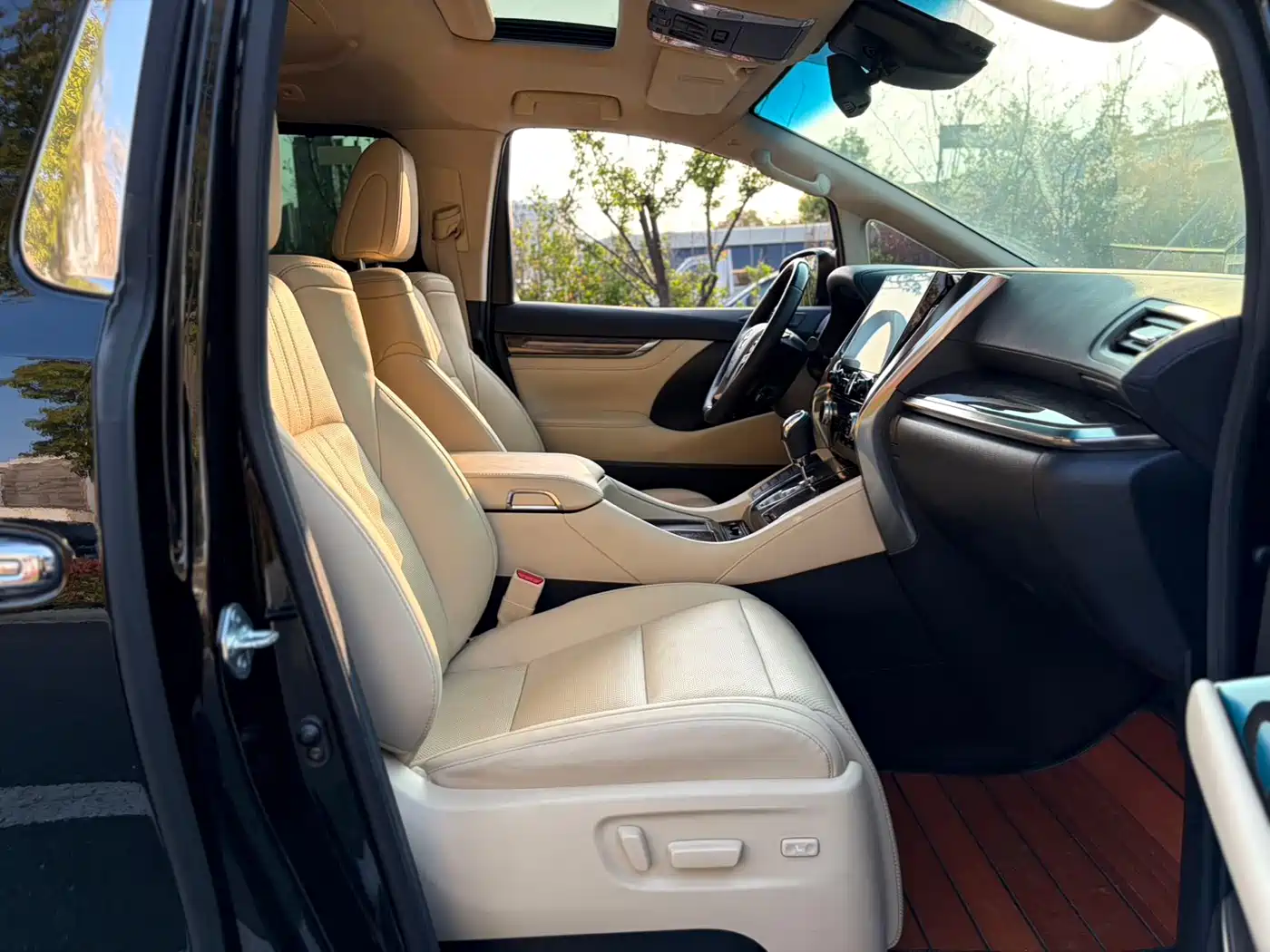 Toyota Vellfire 2021 Crown Hybrid 2.5L HV Supreme Edition фото 17