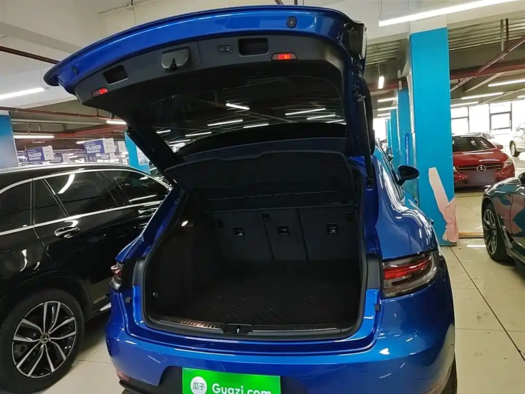 PORSCHE MACAN