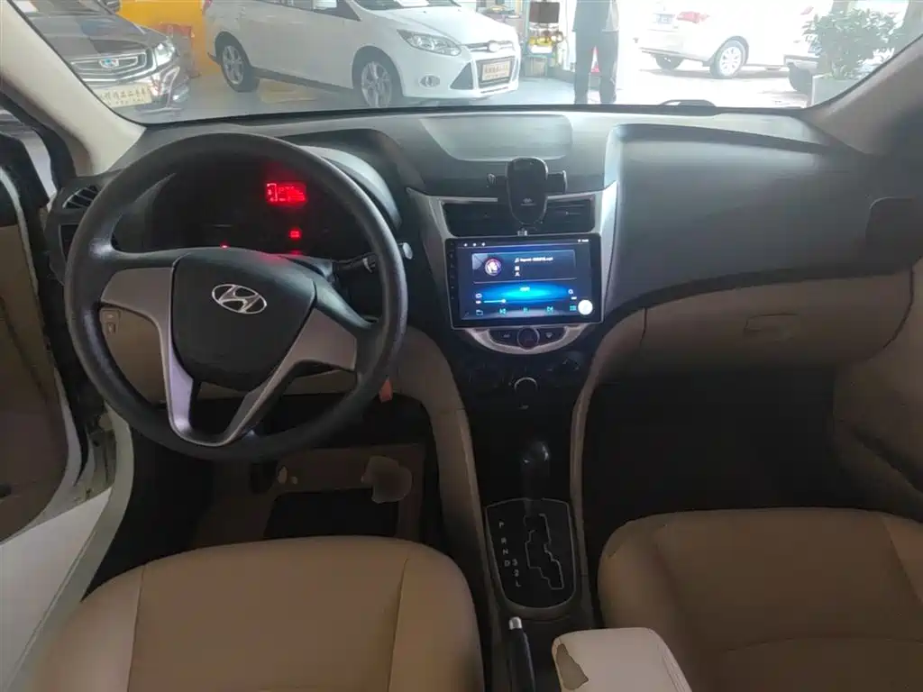 Hyundai Verna 2014 1.4L Automatic Smart GLS фото 10