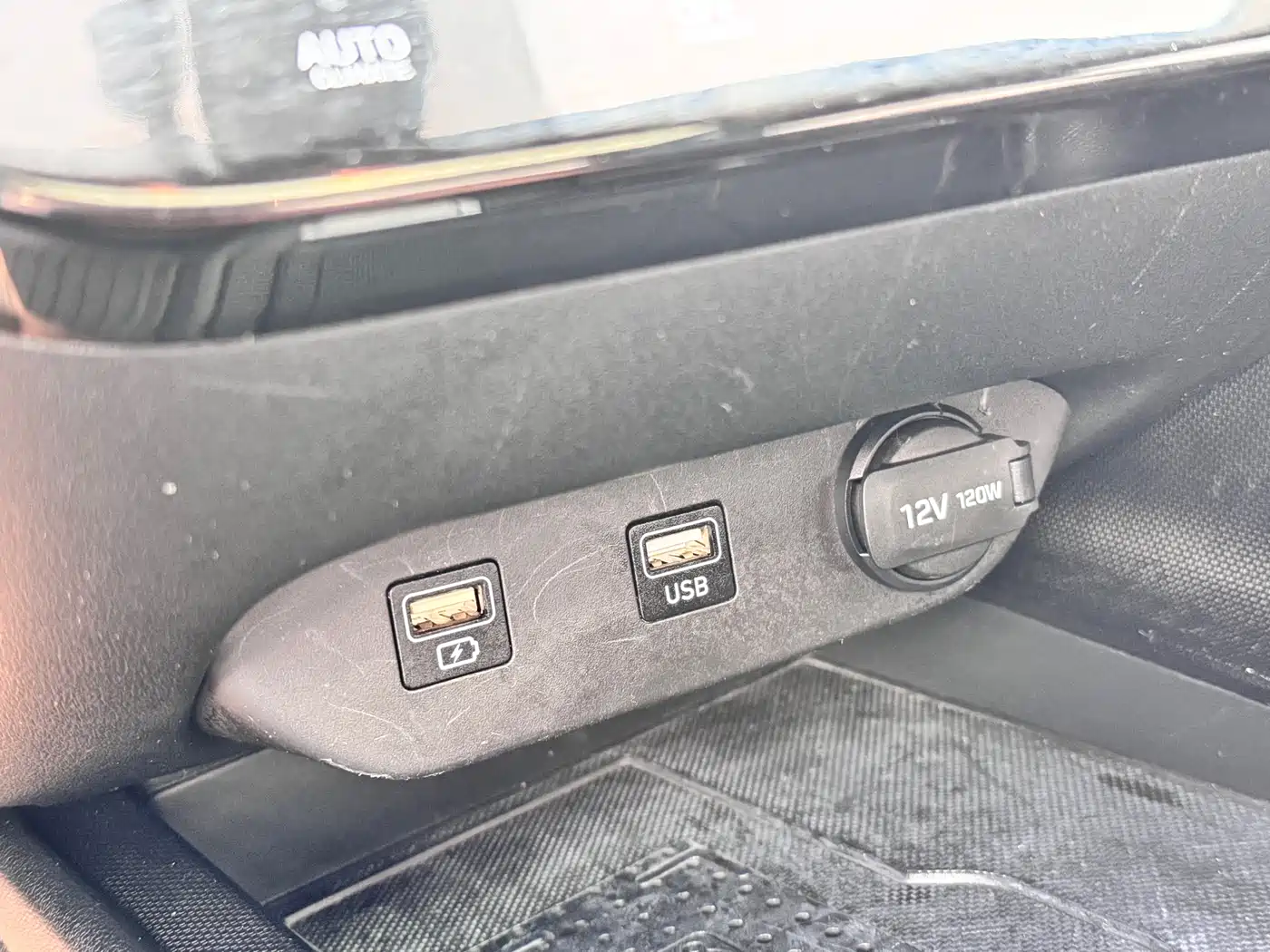 Hyundai Elantra 2022 1.5L CVT LUX Premium Edition фото 15
