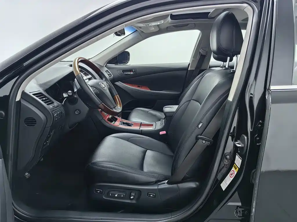 Фото 10 - Lexus ES