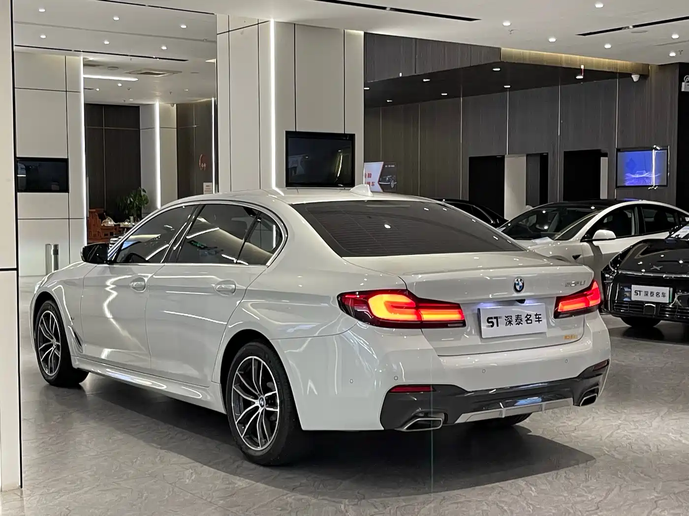 BMW 5 Series 2021 525Li M Sport Package фото 13