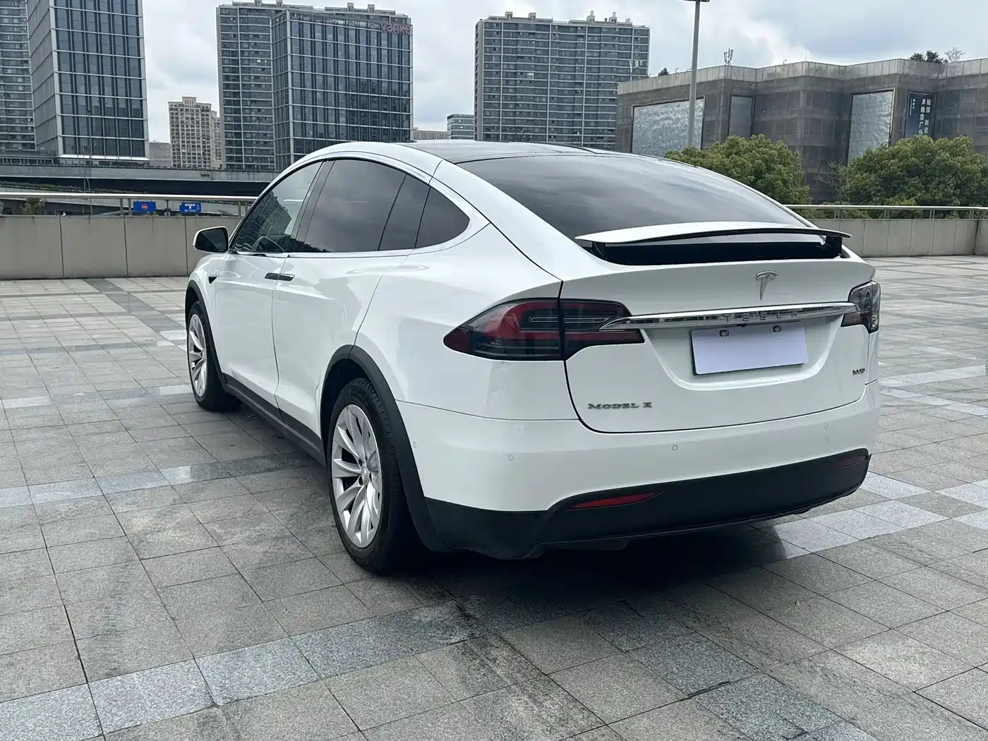 TESLA MODEL X