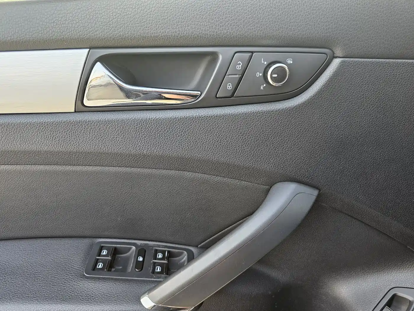 Volkswagen Passat 2015 1.8TSI DSG Honor Edition фото 12