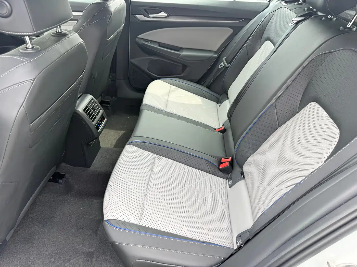 Volkswagen Golf 2025 300TSI R-Line фото 11