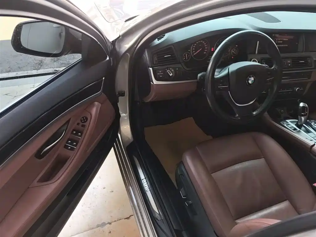 BMW 5 Series 2017 520Li Classic Edition фото 16