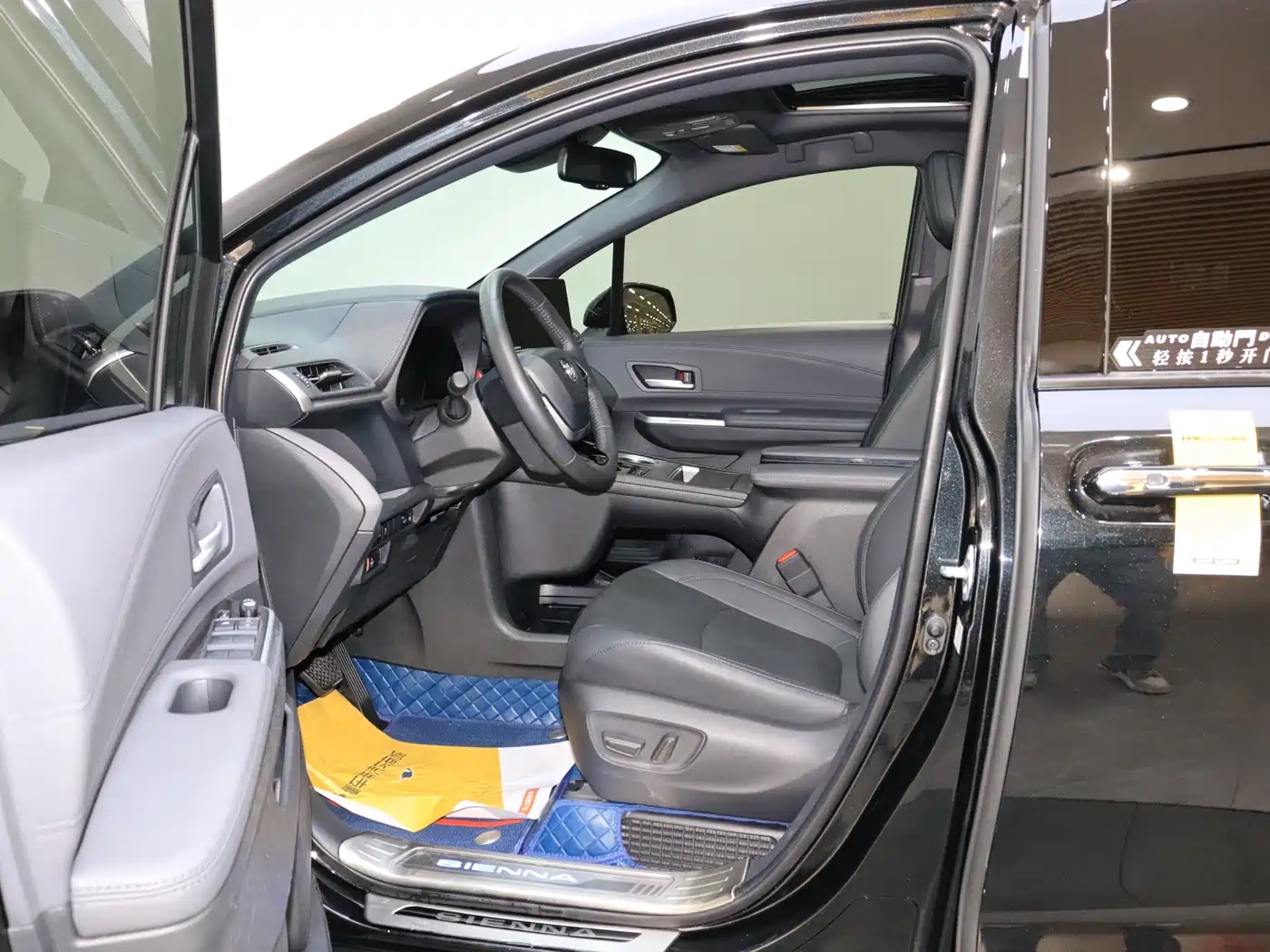 Toyota Sienna 2023 2.5L Hybrid Premium Edition фото 14