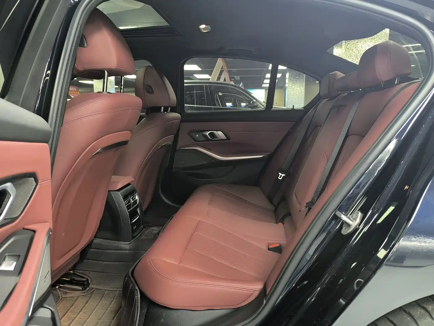 BMW 3 Series 2024 325i M Sport Shadowline Package фото 12