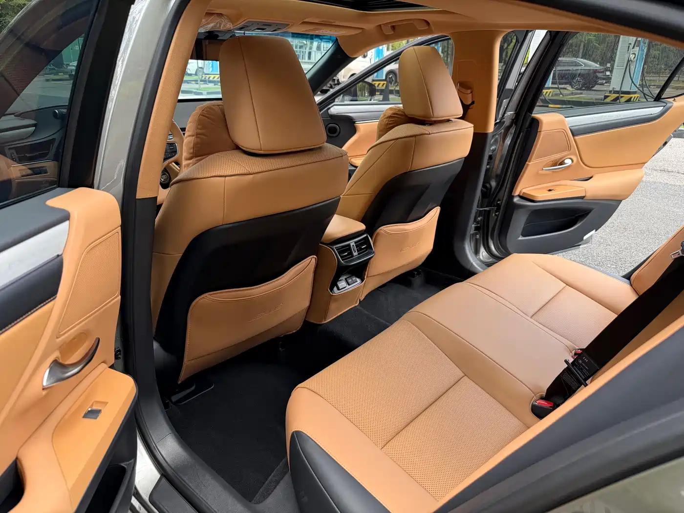 Lexus ES 2025 200 Ultimate Edition фото 9