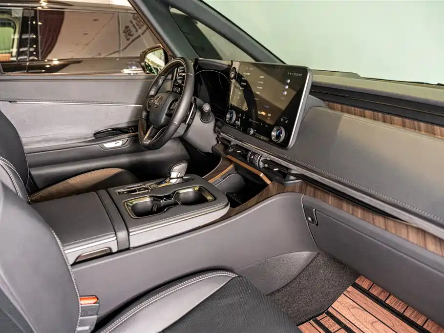 LEXUS LM