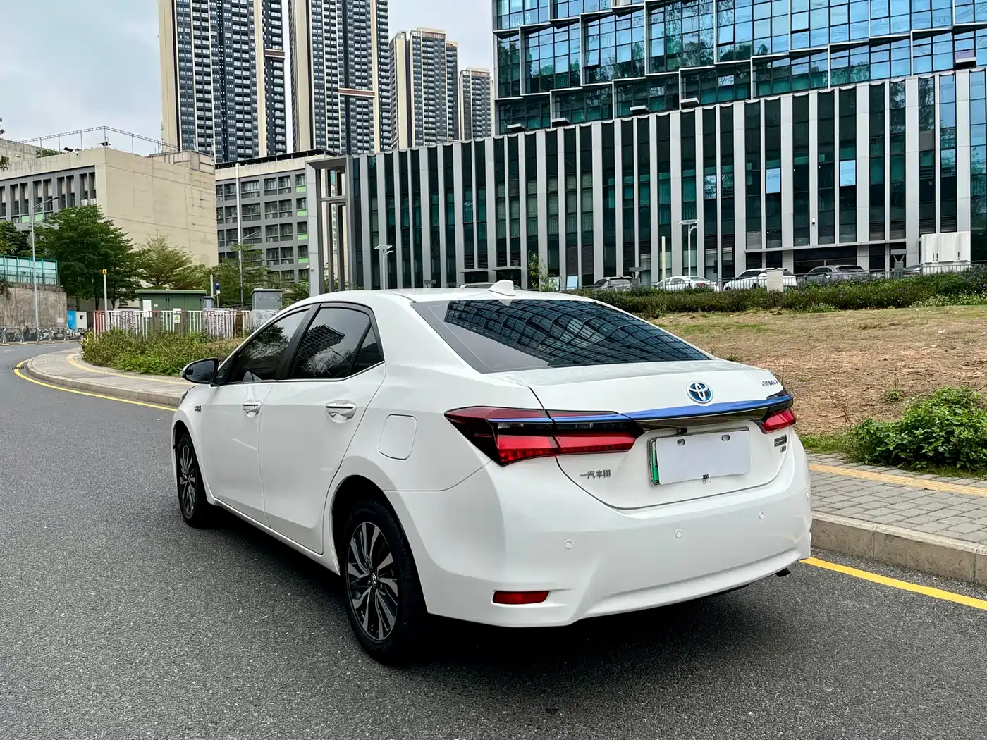 Toyota Corolla Twin Engine E+ 2020 1.8L E-CVT Comfort Edition фото 14