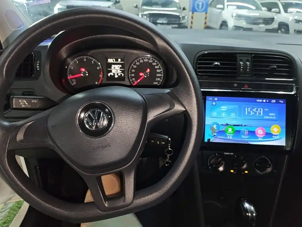 Volkswagen Polo 2016 1.4L Automatic Trend фото 10
