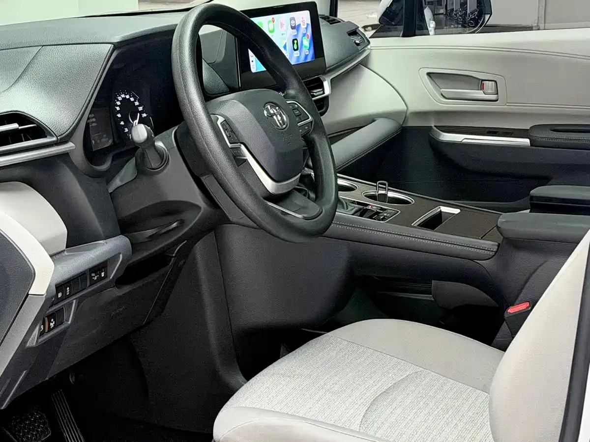 Toyota Sienna 2024 2.5L Hybrid Comfort Edition фото 3