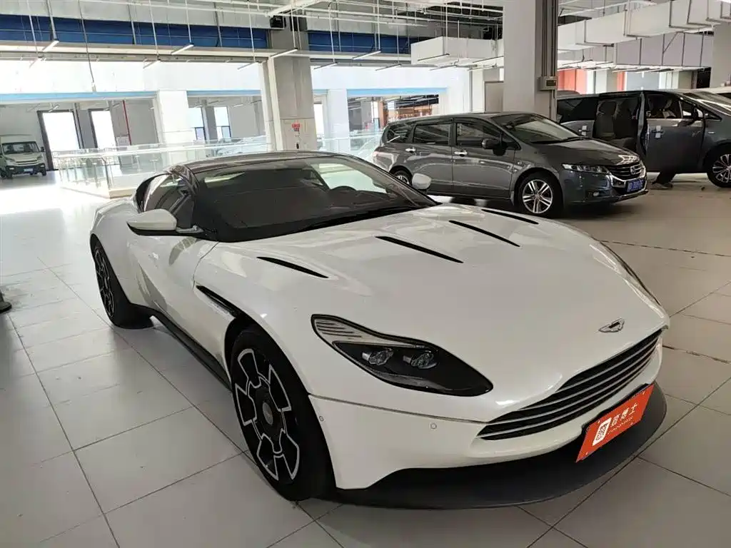 Aston Martin DB11 2017 5.2T V12 фото 2