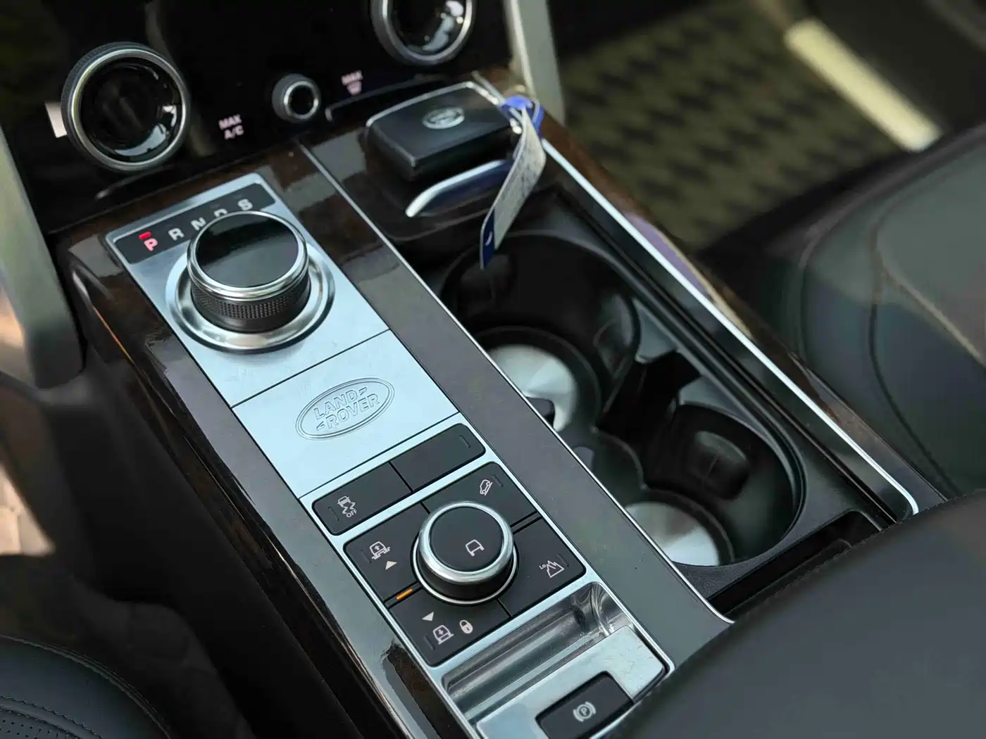 Land Rover Range Rover 2020 3.0 L6 Heritage Extended Edition фото 13