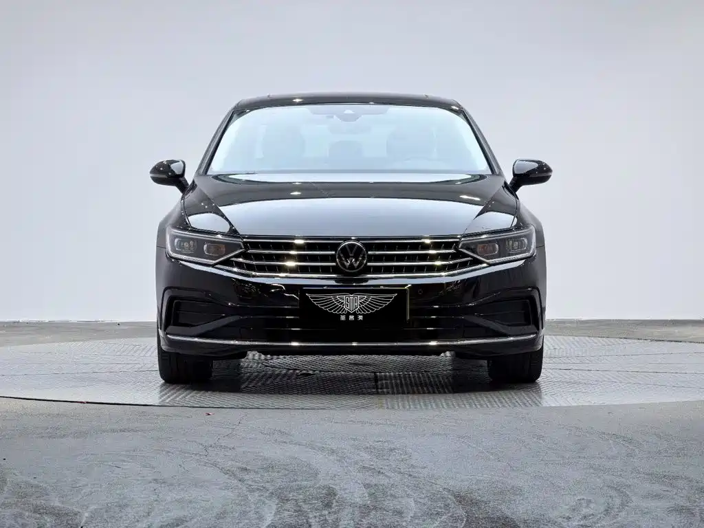 Photo 2 - Volkswagen Magotan