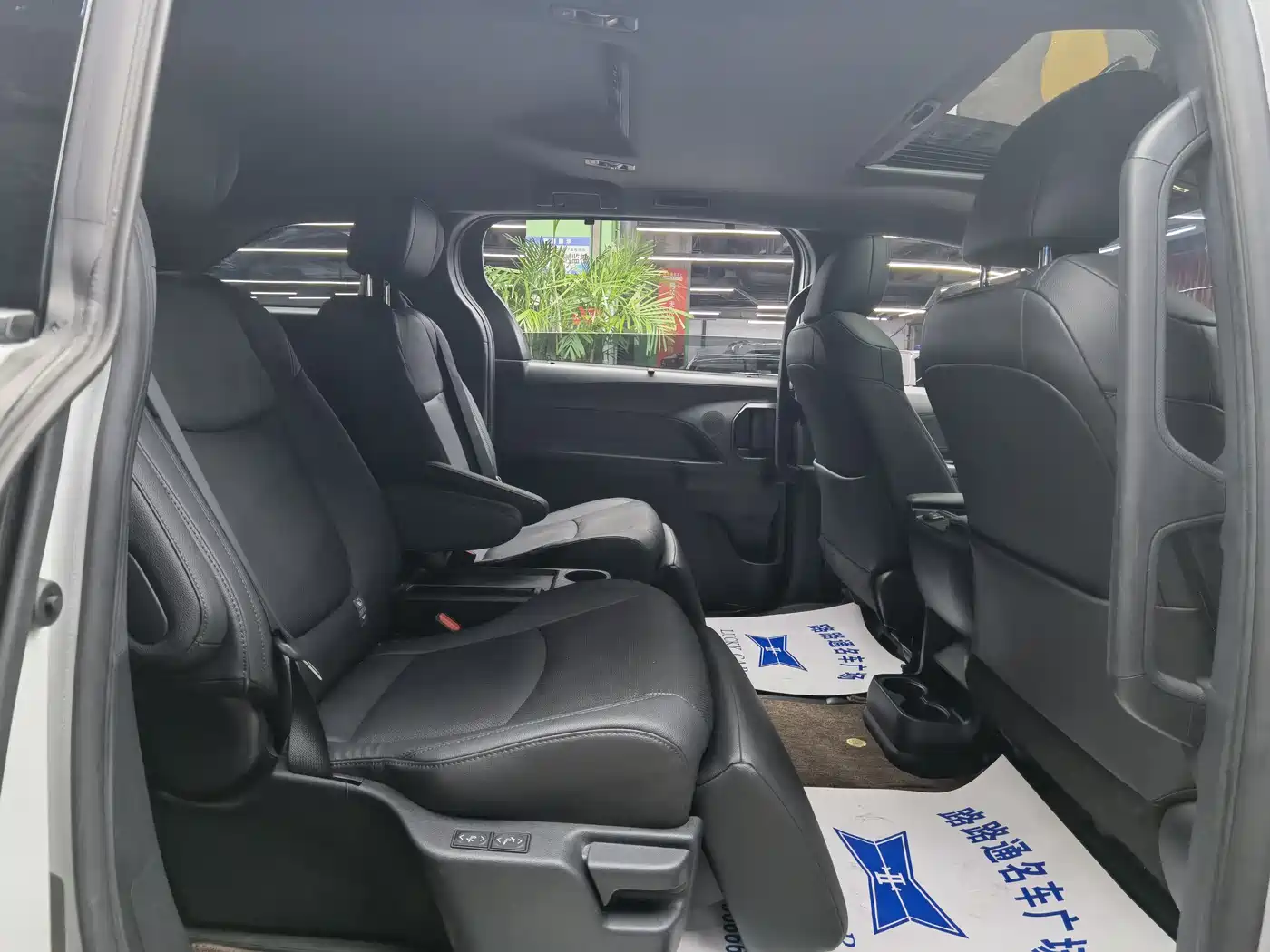 Toyota Sienna 2023 2.5L Hybrid Premium Edition фото 9