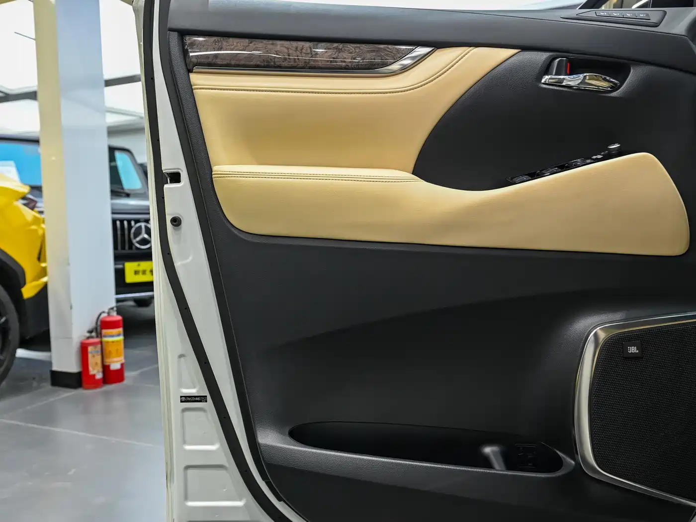 Toyota Alphard 2021 Hybrid 2.5L Premium фото 9