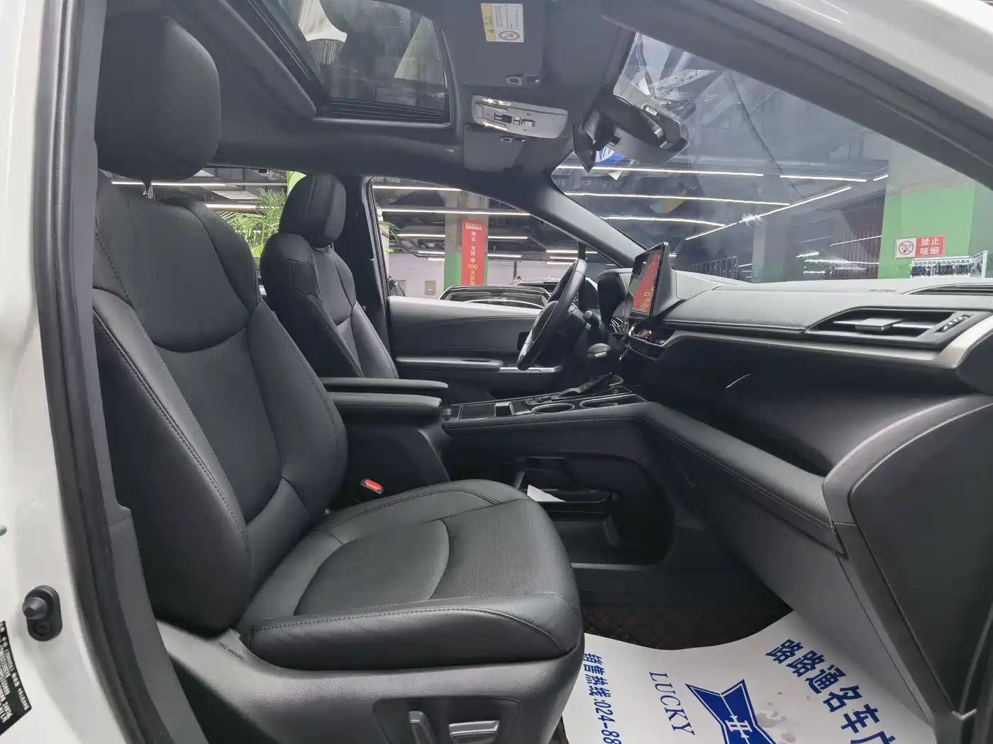 Toyota Sienna 2023 2.5L Hybrid Premium Edition фото 8