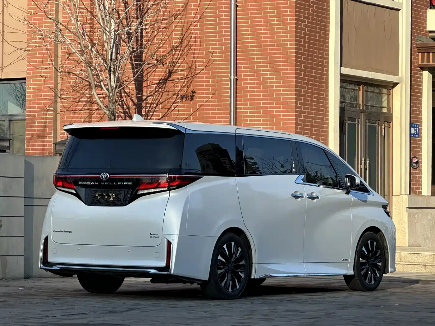 Toyota Vellfire 2024 Crown Hybrid 2.5L Executive Premium Edition фото 6