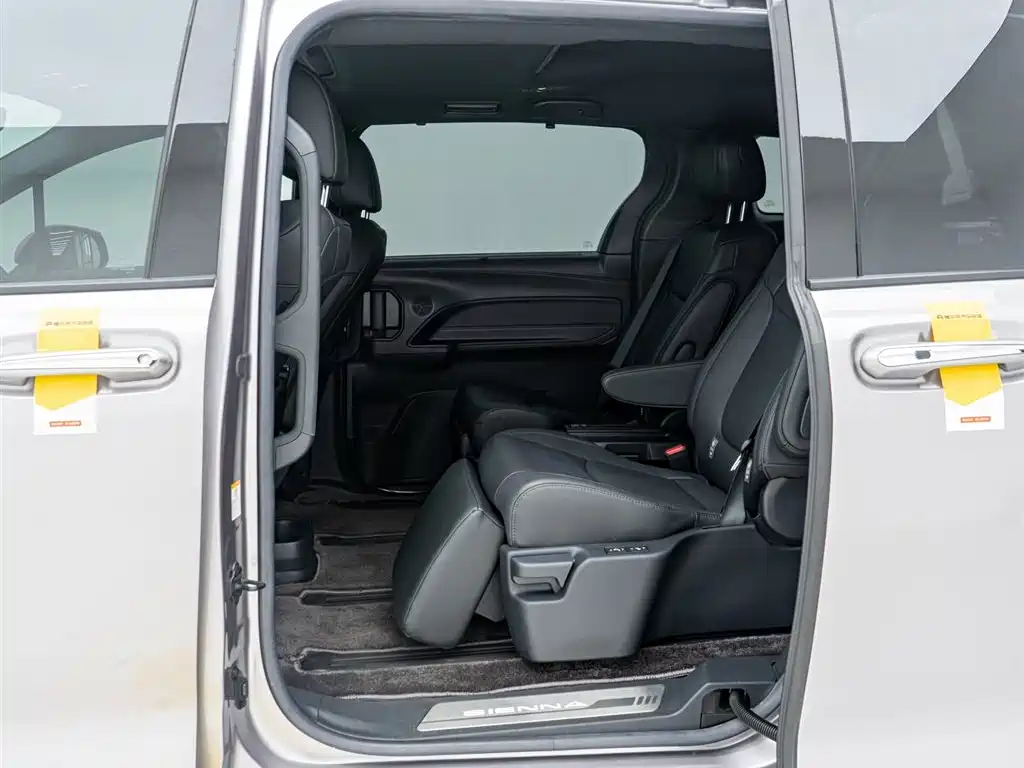 Toyota Sienna 2023 2.5L Hybrid Premium Edition фото 18