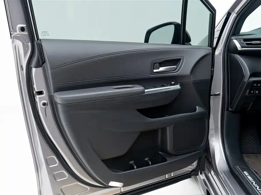 Toyota Sienna 2023 2.5L Hybrid Premium Edition фото 15