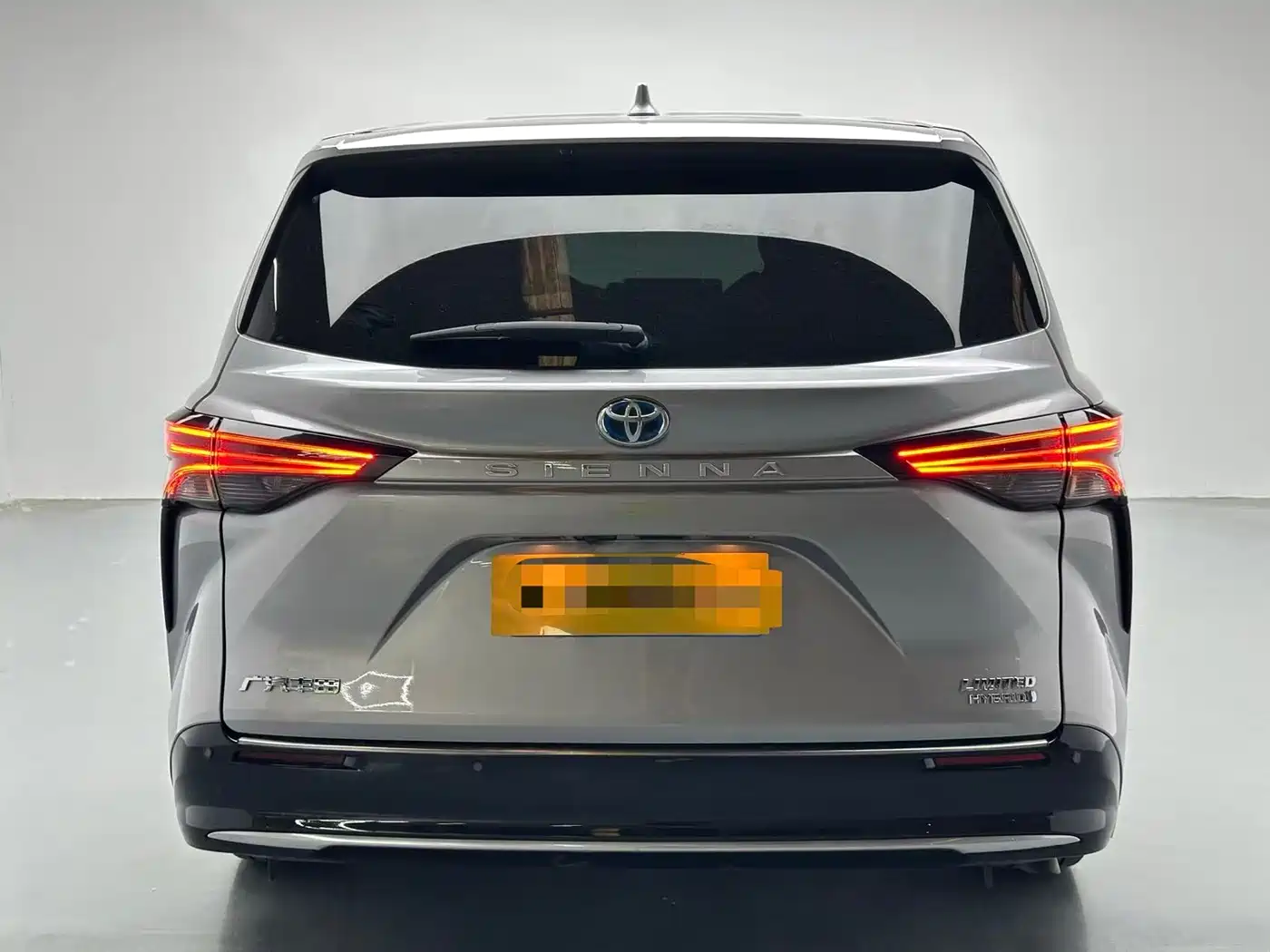 Toyota Sienna 2023 2.5L Hybrid Premium Edition фото 8